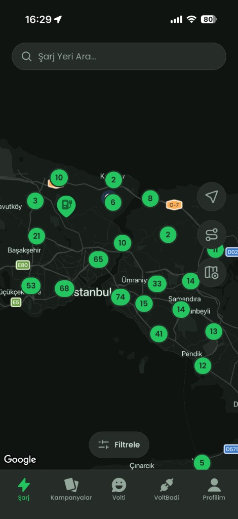 VOLT uygulaması şarj haritası ekranı: İstanbul ve çevresinde istasyon kümelenmeleri ve arama çubuğu.